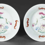 A PAIR OF SMALL FAMILLE ROSE `BATS AND FLOWERS` DISHES - фото 1