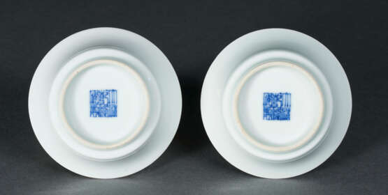 A PAIR OF SMALL FAMILLE ROSE `BATS AND FLOWERS` DISHES - фото 4