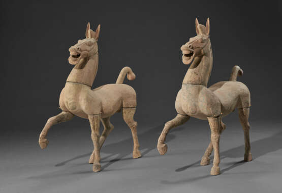 A PAIR OF LARGE PAINTED POTTERY FIGURES OF PRANCING HORSES - Foto 1