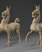Dynastie Han. A PAIR OF LARGE PAINTED POTTERY FIGURES OF PRANCING HORSES