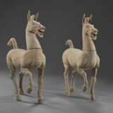 A PAIR OF LARGE PAINTED POTTERY FIGURES OF PRANCING HORSES - Foto 2