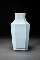 A RARE RU-TYPE FACETED VASE