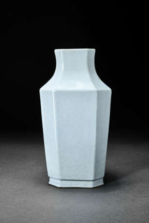 A RARE RU-TYPE FACETED VASE - фото 1