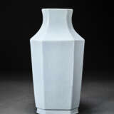 A RARE RU-TYPE FACETED VASE - фото 5