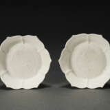 A RARE PAIR OF SMALL MOLDED WHITE-GLAZED ‘LOTUS’ DISHES - Foto 1