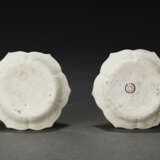 A RARE PAIR OF SMALL MOLDED WHITE-GLAZED ‘LOTUS’ DISHES - фото 2