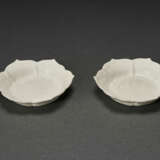 A RARE PAIR OF SMALL MOLDED WHITE-GLAZED ‘LOTUS’ DISHES - Foto 3