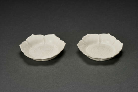 A RARE PAIR OF SMALL MOLDED WHITE-GLAZED ‘LOTUS’ DISHES - photo 3