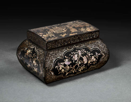 AN EXQUISITE AND VERY RARE MOTHER-OF-PEARL-INLAID BOX AND COVER - фото 1