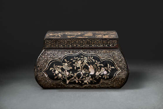 AN EXQUISITE AND VERY RARE MOTHER-OF-PEARL-INLAID BOX AND COVER - photo 2