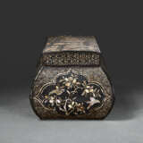 AN EXQUISITE AND VERY RARE MOTHER-OF-PEARL-INLAID BOX AND COVER - Foto 3