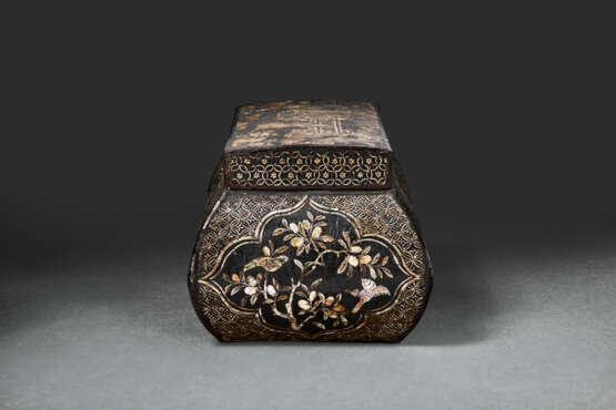 AN EXQUISITE AND VERY RARE MOTHER-OF-PEARL-INLAID BOX AND COVER - фото 3