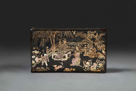 AN EXQUISITE AND VERY RARE MOTHER-OF-PEARL-INLAID BOX AND COVER - Foto 4