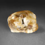 A WELL-CARVED WHITE AND BROWN JADE FIGURE OF A RECUMBENT MYTHICAL BEAST - photo 1