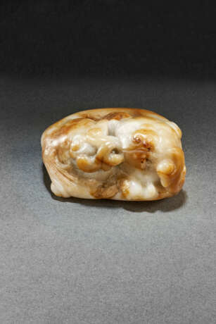 A WELL-CARVED WHITE AND BROWN JADE FIGURE OF A RECUMBENT MYTHICAL BEAST - photo 2