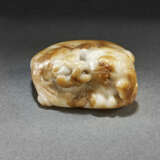 A WELL-CARVED WHITE AND BROWN JADE FIGURE OF A RECUMBENT MYTHICAL BEAST - фото 2