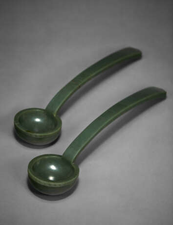 A VERY RARE PAIR OF MASSIVE SPINACH-GREEN JADE LADLES - Foto 1