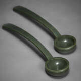 A VERY RARE PAIR OF MASSIVE SPINACH-GREEN JADE LADLES - photo 2