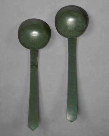 A VERY RARE PAIR OF MASSIVE SPINACH-GREEN JADE LADLES - Foto 3