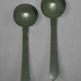 A VERY RARE PAIR OF MASSIVE SPINACH-GREEN JADE LADLES - фото 3