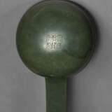A VERY RARE PAIR OF MASSIVE SPINACH-GREEN JADE LADLES - Foto 4