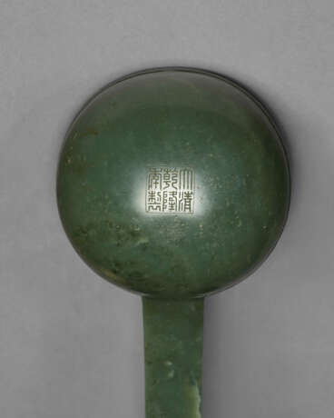 A VERY RARE PAIR OF MASSIVE SPINACH-GREEN JADE LADLES - Foto 5