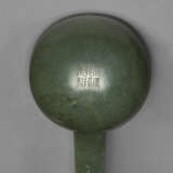 A VERY RARE PAIR OF MASSIVE SPINACH-GREEN JADE LADLES - Foto 5