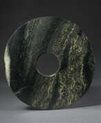 Néolithique. A LARGE MOTTLED BLACK AND GREEN JADE BI, DISC