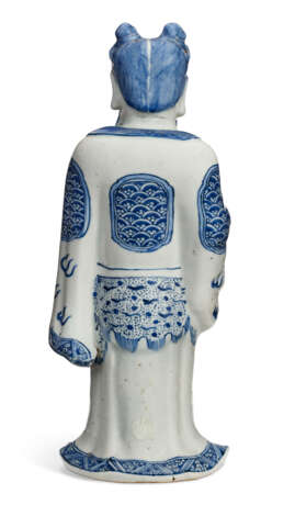 A BLUE AND WHITE FIGURE OF A STANDING IMMORTAL - Foto 3