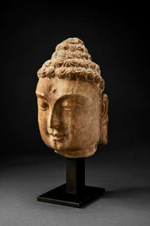 A RARE LARGE MARBLE HEAD OF BUDDHA - photo 1