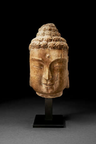 A RARE LARGE MARBLE HEAD OF BUDDHA - фото 2
