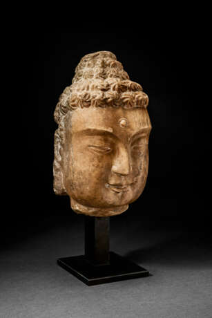 A RARE LARGE MARBLE HEAD OF BUDDHA - фото 3