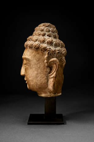 A RARE LARGE MARBLE HEAD OF BUDDHA - фото 5