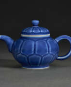 Teapots and coffee pots. A RARE BLUE-GLAZED MOLDED LOTUS-PETAL TEAPOT AND COVER