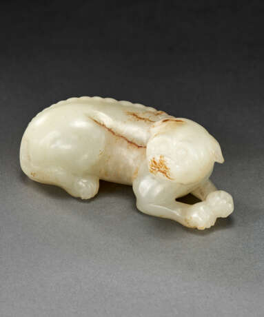 A WELL-CARVED WHITE JADE FIGURE OF A RECUMBENT DOG - фото 1