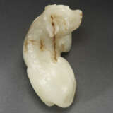 A WELL-CARVED WHITE JADE FIGURE OF A RECUMBENT DOG - Foto 2