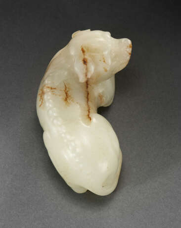 A WELL-CARVED WHITE JADE FIGURE OF A RECUMBENT DOG - фото 2