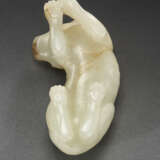 A WELL-CARVED WHITE JADE FIGURE OF A RECUMBENT DOG - photo 4