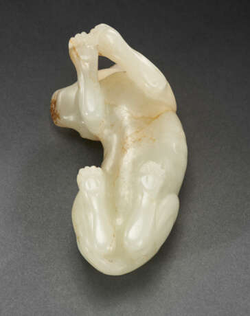 A WELL-CARVED WHITE JADE FIGURE OF A RECUMBENT DOG - Foto 4