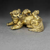 A SMALL WELL-CAST GILT-BRONZE FIGURE OF A LION WITH CUBS - photo 1