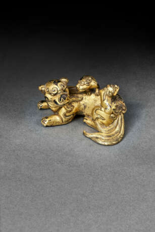 A SMALL WELL-CAST GILT-BRONZE FIGURE OF A LION WITH CUBS - Foto 2