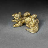 A SMALL WELL-CAST GILT-BRONZE FIGURE OF A LION WITH CUBS - photo 2