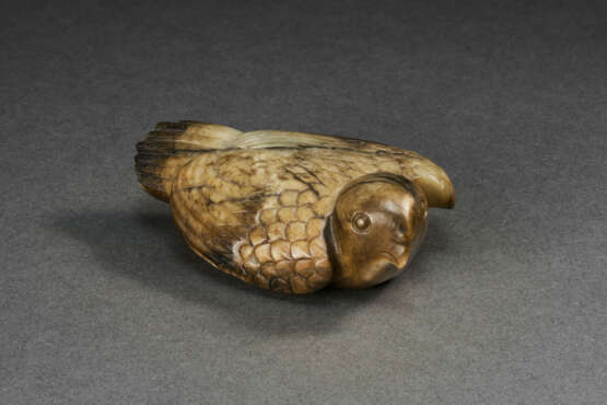 A BEIGE AND BROWN JADE CARVING OF A BIRD - photo 1