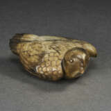 A BEIGE AND BROWN JADE CARVING OF A BIRD - Foto 1