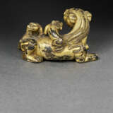 A SMALL WELL-CAST GILT-BRONZE FIGURE OF A LION WITH CUBS - фото 3