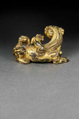 A SMALL WELL-CAST GILT-BRONZE FIGURE OF A LION WITH CUBS - photo 3