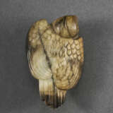 A BEIGE AND BROWN JADE CARVING OF A BIRD - photo 2