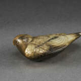 A BEIGE AND BROWN JADE CARVING OF A BIRD - фото 3
