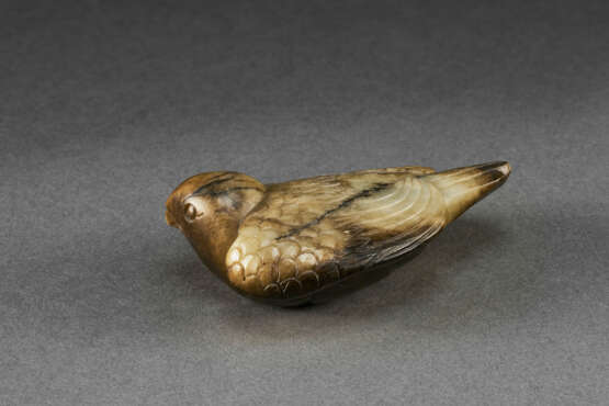 A BEIGE AND BROWN JADE CARVING OF A BIRD - photo 3
