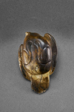 A BEIGE AND BROWN JADE CARVING OF A BIRD - Foto 4